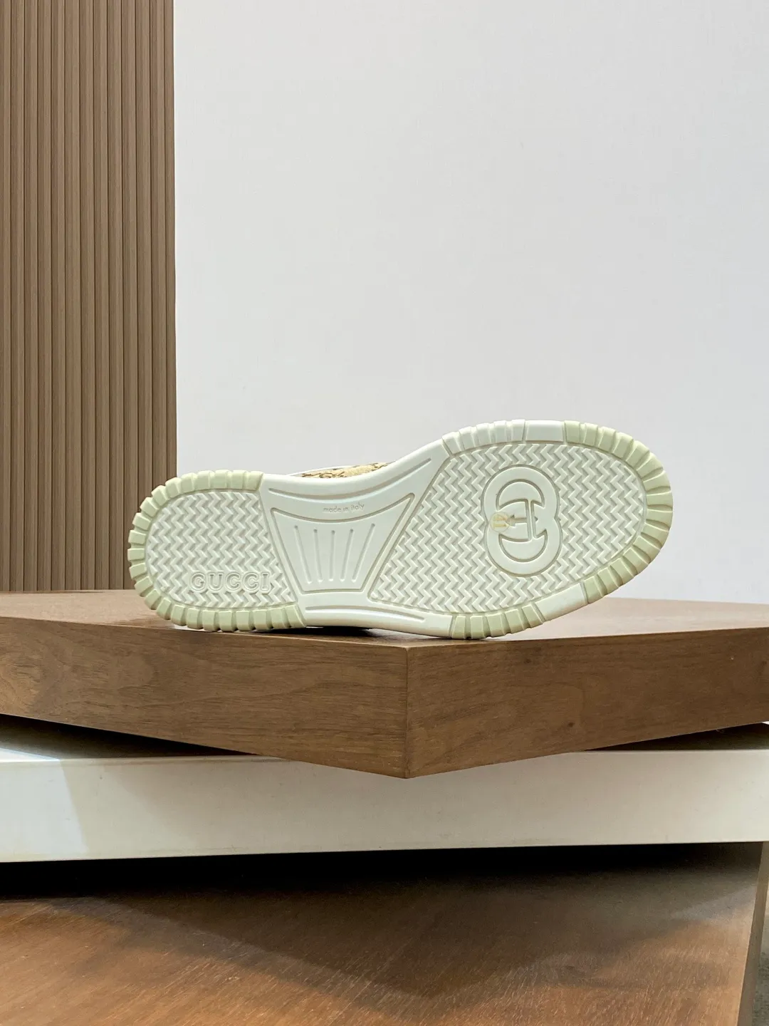 Men's Shoes 💰660 𝐆𝐮𝐜𝐜𝐢 𝐑𝐞-𝐖𝐞𝐛 As the first sneaker created by Sabato De Sarno for Gucci, the Re-Web series reinterprets the brand's classic stripes and sets off the modern silhouette design with bold and unique details. These shoes are crafted from white leather. This new sneaker is ingeniously decorated with many of the brand's classic details, and is equipped with a bright red and green webbing tongue, which will make people fall in love at first sight. White leather treated with a special process for softness and luster, with an embossed grainy texture. Script Gucci logo and interlocking G web label with Interlocking G and script Gucci logo. Rubber outsole with interlocking G detail eyelets. Web tongue. Size: 39-44 (customized for sizes 38 and 45)